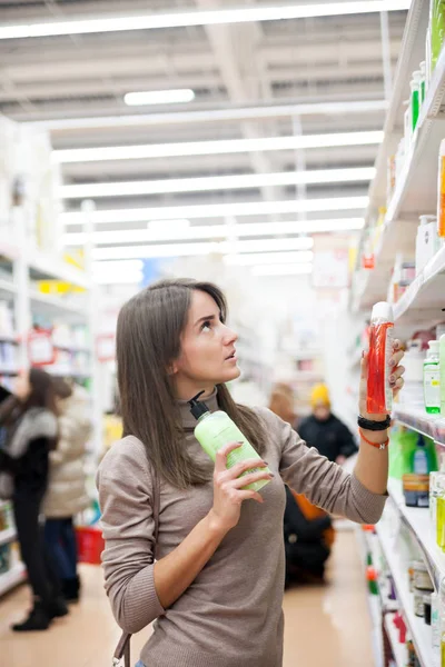 Kobieta Pobliżu Lady Kosmetykami Supermarkecie — Zdjęcie stockowe