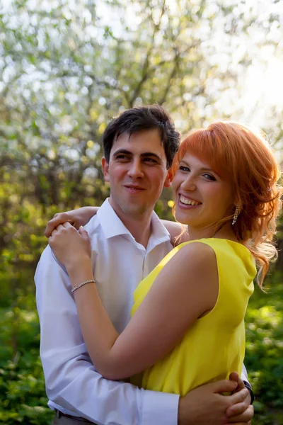 Porträt Eines Schönen Ehepaares Vor Dem Hintergrund Blühender Gärten — Stockfoto