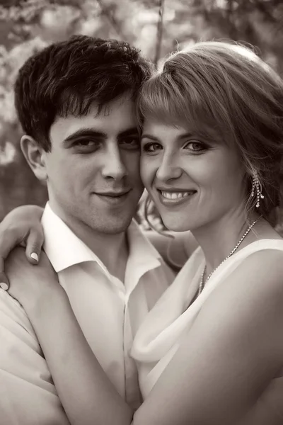 Gyönyörű Házaspár Ellen Hátteret Virágos Kertek Portréja — Stock Fotó