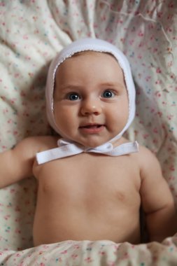 Üç aylık bir battaniye var yalan çıplak çocuk. 