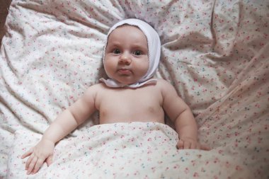 Üç aylık bebek üzerinde beşik battaniyeye portresi. 