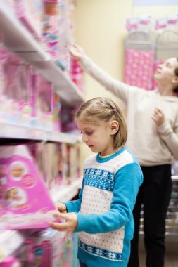  Çocuk oyuncak süpermarkette ablası ile kız. 
