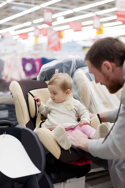 Padre Joven Con Hija Pequeña Escogiendo Asiento Coche Tienda Los —  Fotos de Stock