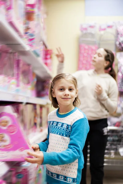 Девушка Подросток Выбирает Подарок Молодой Девушки Магазине — стоковое фото