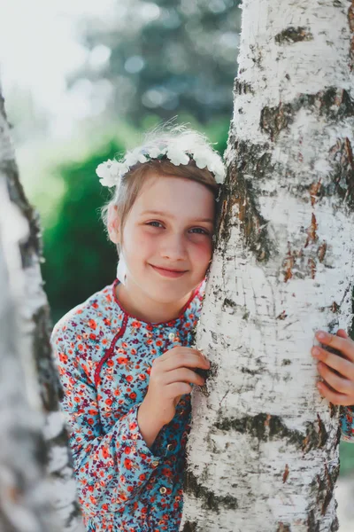 9岁的漂亮姑娘穿着白桦树的衣服 — 图库照片