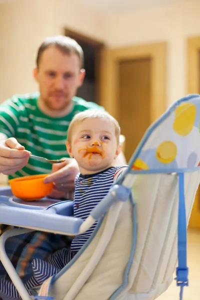 Padre Che Nutre Piccolo Bambino Con Purea Verdure Dietro Sedia — Foto Stock