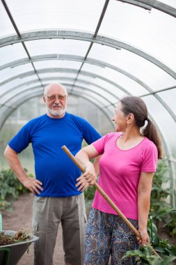  Köy kulübesinin kale kapısında olgun bir çift.
