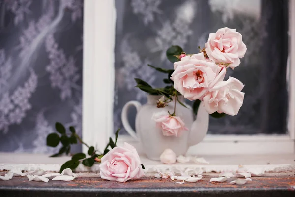 Bouquet Rose Rosa Pallido Vaso Teiera Bianca — Foto Stock