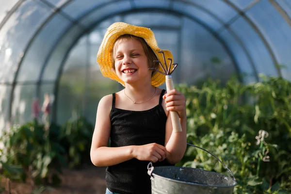 Menina Bonito Chapéu Palha Horta Verão — Fotografia de Stock