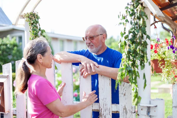 Coppia Matura Cancello Wicket Villetta Villaggio — Foto Stock