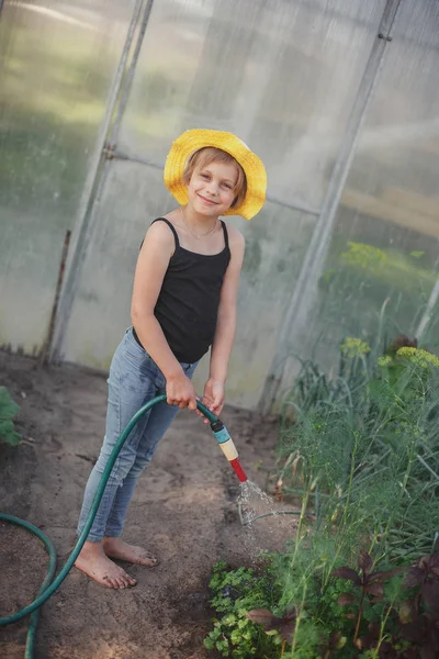 Дівчина Поливає Сад Селі Влітку — стокове фото