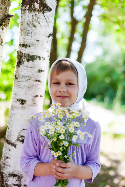 7岁的漂亮姑娘穿着白桦树的衣服 — 图库照片
