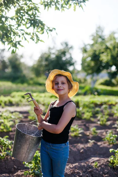 Gadis Manis Dengan Topi Jerami Kebun Sayuran Musim Panas — Stok Foto