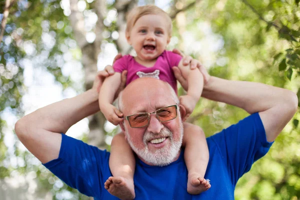 Farfar med lite barnbarn — Stockfoto