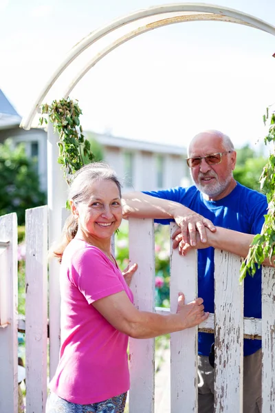 Mature Couple Wicket Gate Village Cottage — Stock Photo, Image