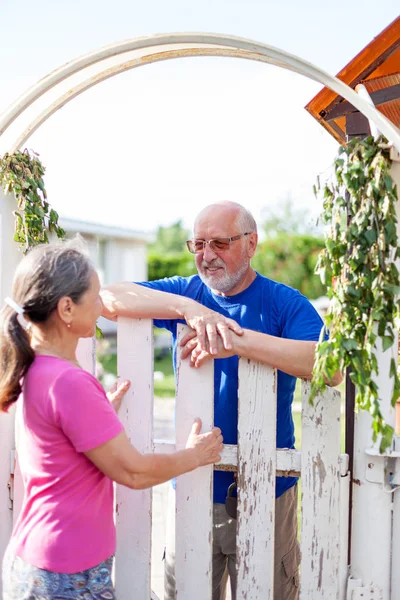 Mature Couple Wicket Gate Village Cottage — Stock Photo, Image