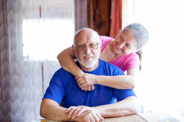  Köy kulübesinin kale kapısında olgun bir çift.