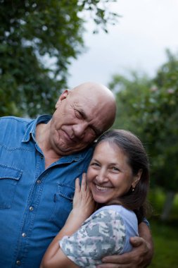  Yaz parkında yürüyen olgun bir çift. 