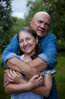  Yaz parkında yürüyen olgun bir çift. 