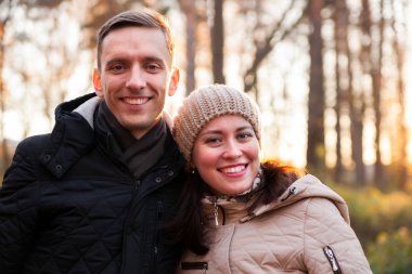 Genç sonbahar Parkta yürümek çift