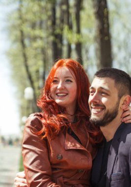 Bahar parkında güzel genç bir çiftin portresi..