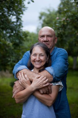 Elma bahçesinde sevimli yaşlı erkek ve kadın Portresi