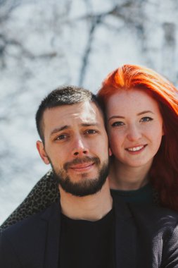 Bahar parkında güzel genç bir çiftin portresi..