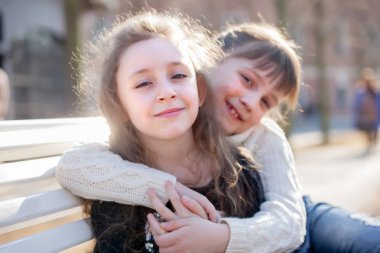 parkta bankta oturan kız arkadaşları. 