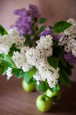 Açık arka planda cam vazo lila güzel buket.