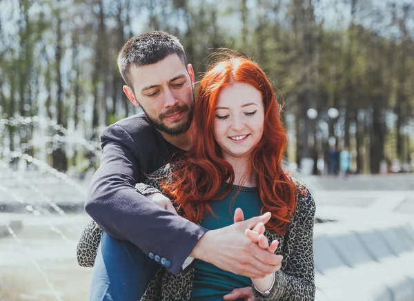 Chica Con Novio Tarde Primavera Ciudad —  Fotos de Stock