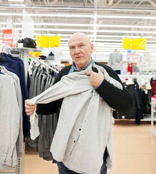 Старший Покупатель Магазине Одежды — стоковое фото