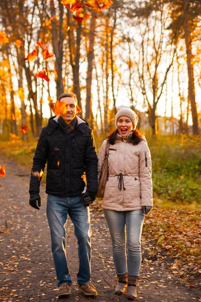 Pareja Joven Pie Parque Otoño —  Fotos de Stock