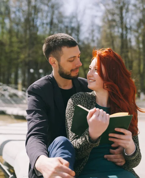 Retrato Belo Casal Jovem Parque Primavera — Fotografia de Stock