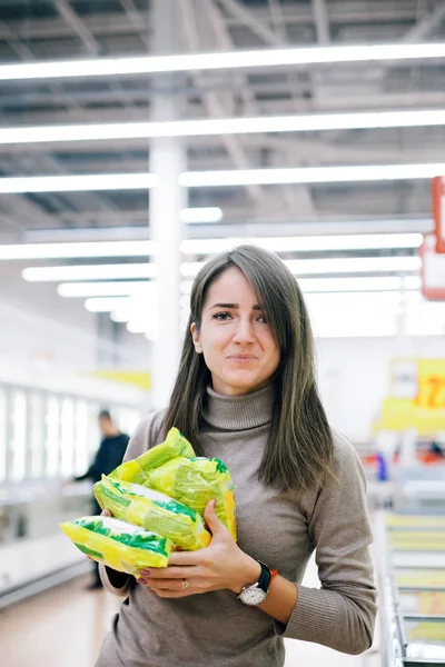Девушка Выбирает Продукты Большом Супермаркете — стоковое фото