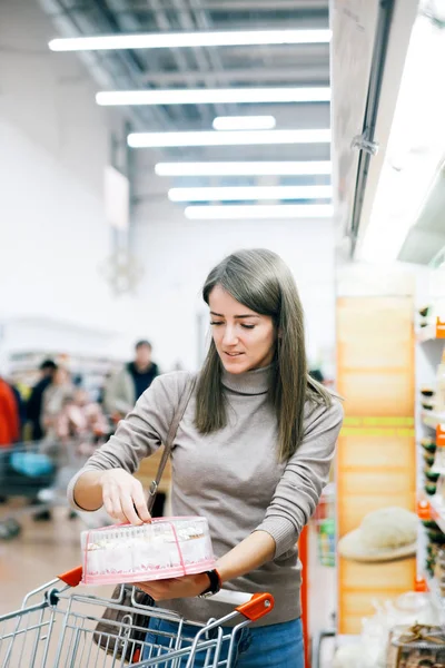 Portret Ładnej Kobiety Supermarkecie Wózkiem — Zdjęcie stockowe
