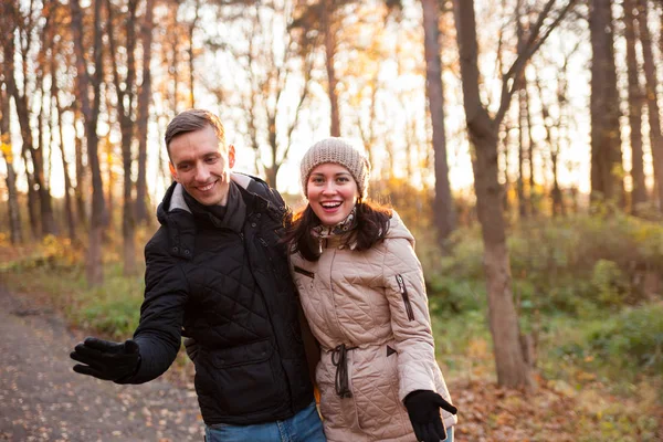 Pareja Joven Pie Parque Otoño —  Fotos de Stock