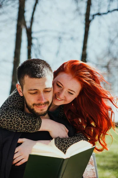 Chica Con Novio Tarde Primavera Ciudad —  Fotos de Stock