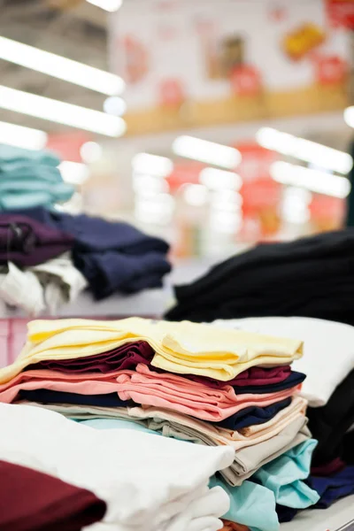 Многоцветная Стопка Одежды Полках Супермаркете — стоковое фото