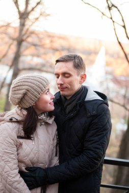 Kadın ve erkek sonbahar ormandaki yürüyüşte portre