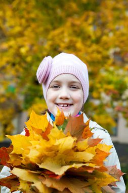  Sokakta sonbahar yaprakları ile şapka kız. 