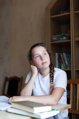  Lise öğrencisi evde ev ödevi yapıyor.