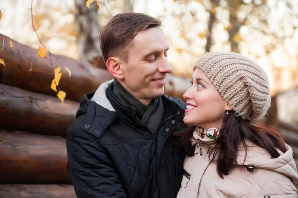 Porträt Von Frau Und Mann Beim Spaziergang Herbstwald — Stockfoto