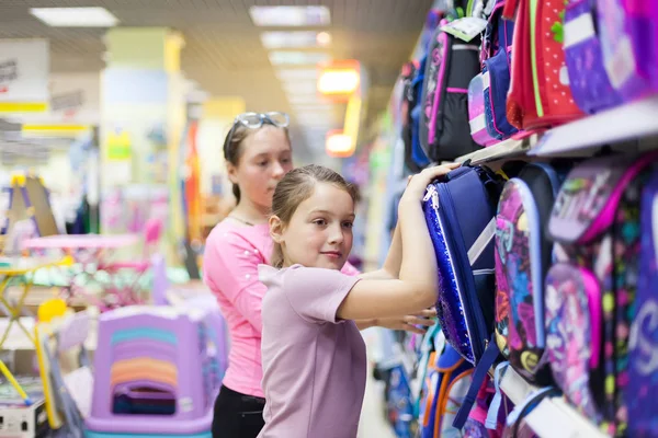 Две Девушки Магазине Прилавком Портфелями Школы — стоковое фото