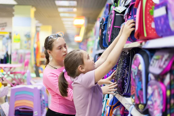 Twee Meisjes Winkel Aan Balie Met Akte Cases Voor School — Stockfoto