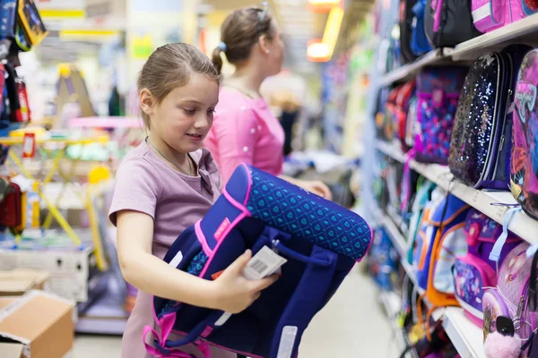 Két Lány Boltban Pultra Aktatáskák Iskolai — Stock Fotó