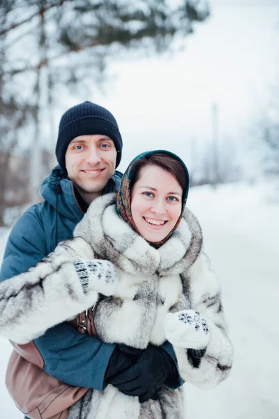 Любляча пара на вулиці взимку — стокове фото