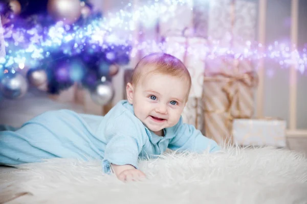 Bebê bonito no chão na árvore de Natal — Fotografia de Stock
