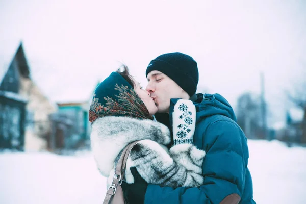 Casal amoroso na rua no inverno — Fotografia de Stock