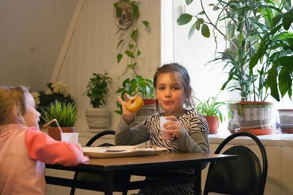 Dos Chicas Años Comiendo Rosquillas Cafetería — Foto de Stock