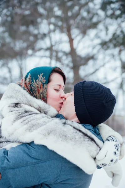 Young couple in   winter for   walk. — Stock Photo, Image